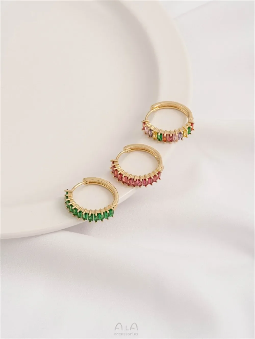 14K Gold Green Zirconium Red Colored Zirconium Round Earrings with U-shaped Heart-shaped Buckle Simple Light Luxurious Exquisite