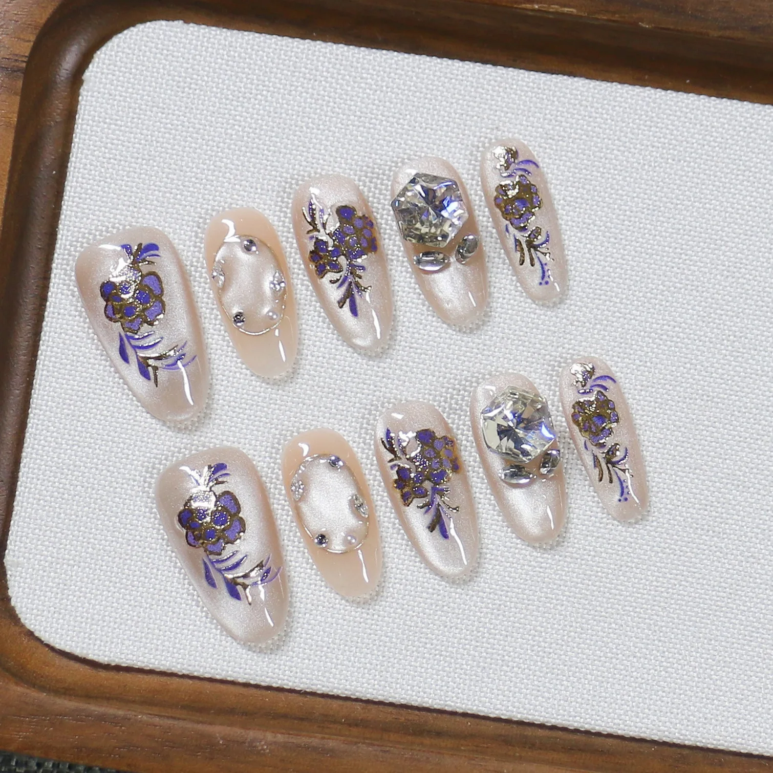 

Ручная роспись, пресс для цветов розы на ногтях, носимый в китайском стиле, съемный синий и белый фарфор, специальный гвоздь «кошачий глаз»