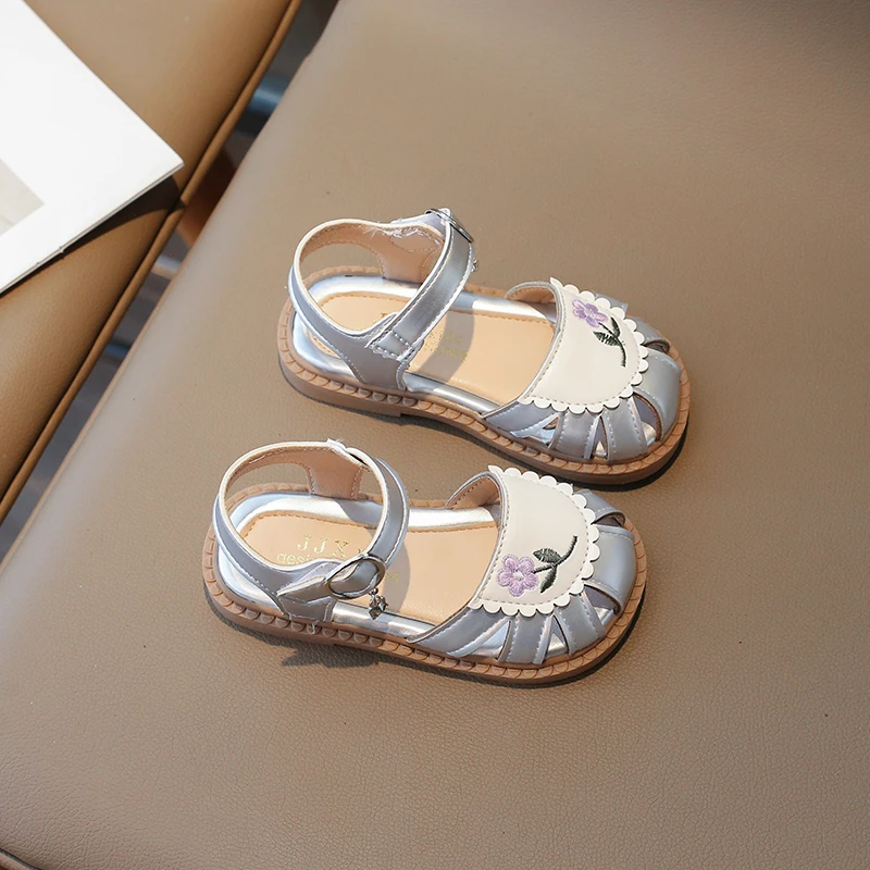 Girls' Princess Sandals 2024 Summer New Chinese Style Embroidered Baotou Soft Sole Silver Leather Beach Shoes 2107