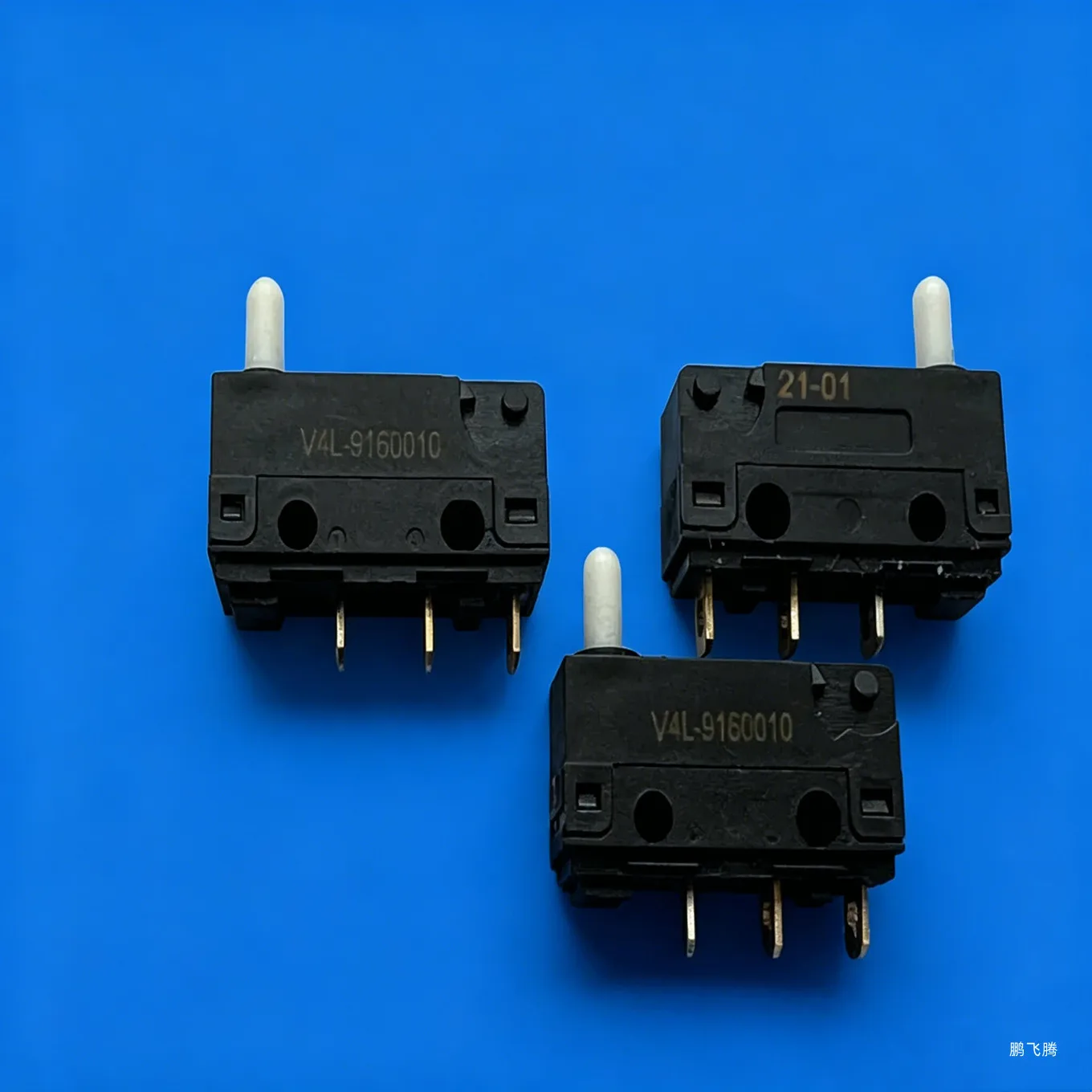Original new 100% V4LT7 dustproof micro switch 3pin travel limit reset button long travel