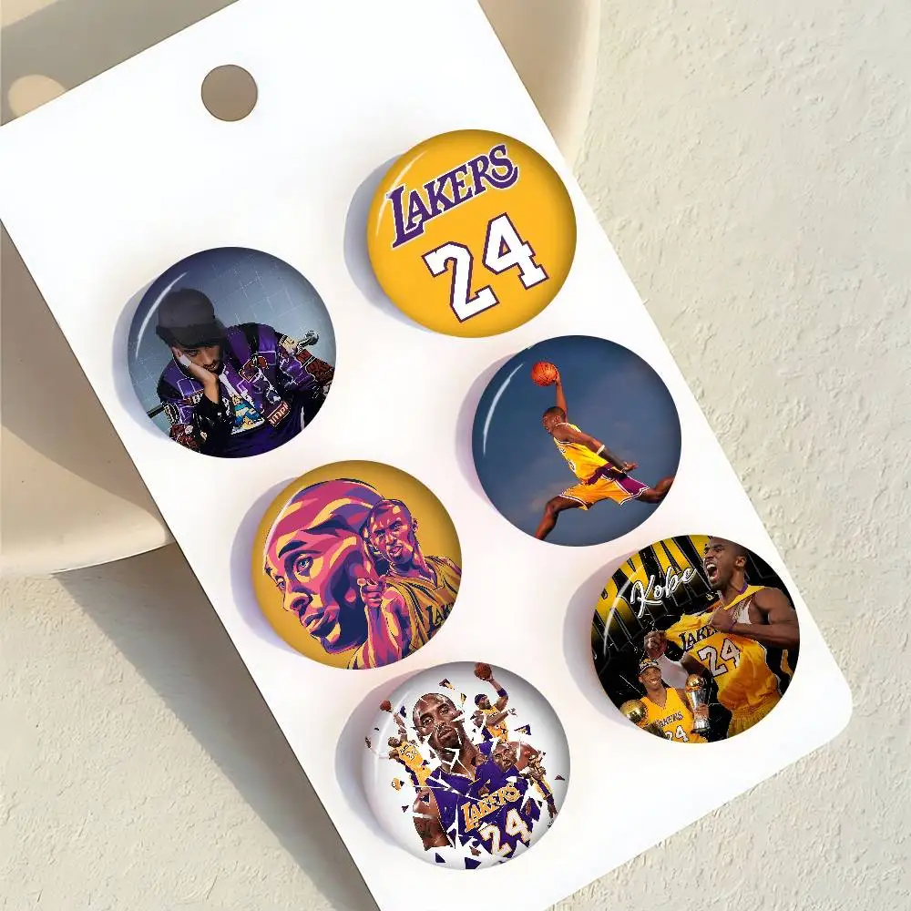 Anime-Broschen, niedliches Cartoon-Abzeichen, Jacke, Jeans, Anstecknadel, Geschenk, Accessoire, Basketballspieler, K-kobeES, cool