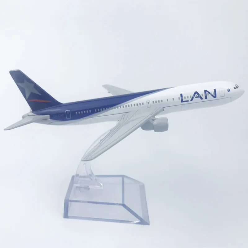 1/400 Scale Plane Model Chile LAN Airways 777 Aircraft Toys Metal Replica Airplanes Toy Collectible for Aviation Enthusiast Gift