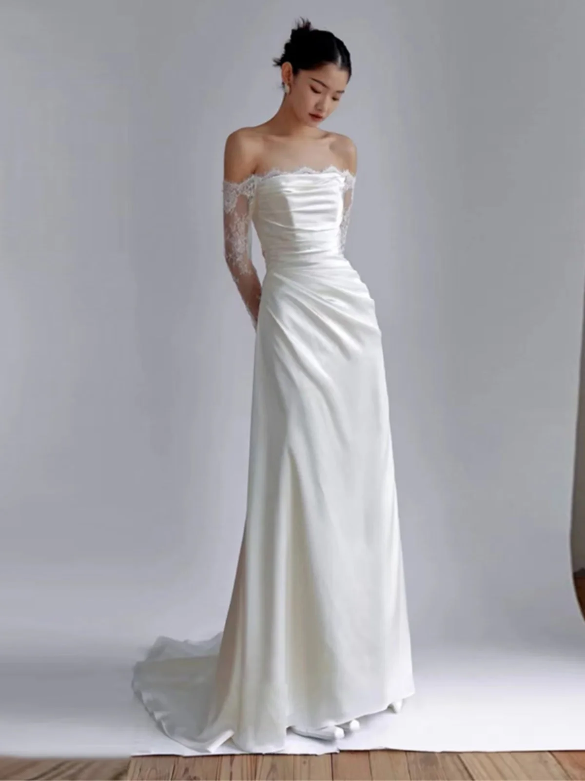 Vestido de Noiva de Renda de Seda Satin com Manga Longa e Um Ombro, Branco, Estilo Super Fada para Casamento