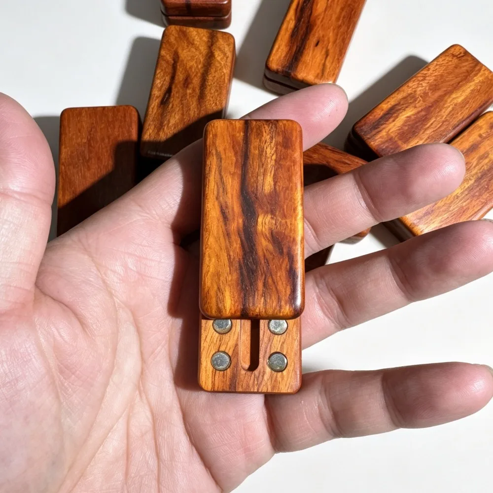 XYGEDC Wooden and Metal Magnetic Structure Smooth and Rebound Design Fingertip Push Card Decompression Toy
