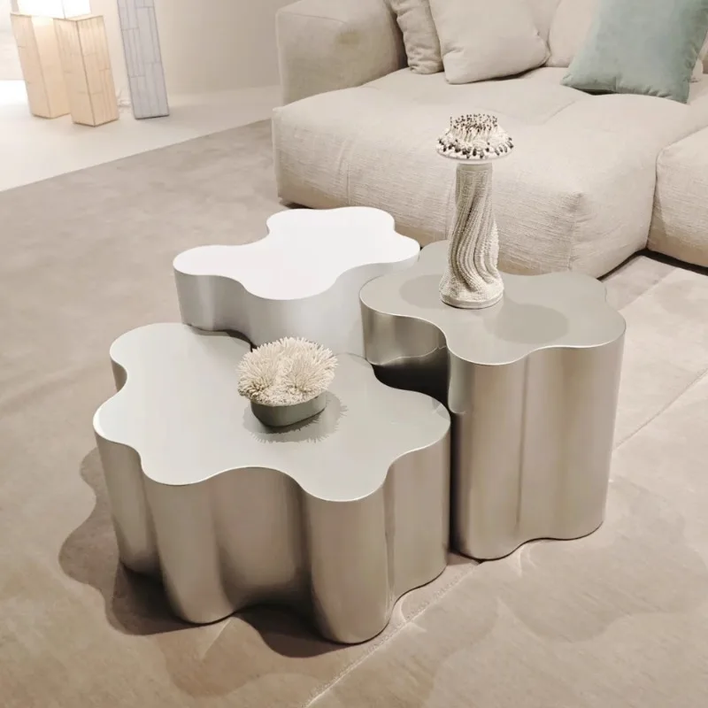 Moderner, speziell geformter Couchtisch aus Edelstahl