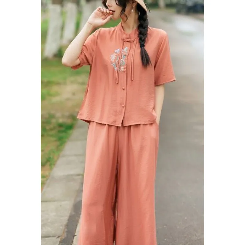 カジュアルな綿麻素材のレディースサマーファッション、ママスタイルの着痩せ効果のあるワイドレッグパンツとポロシャツのツーピースセット、エスニック風の長袖ポロシャツ