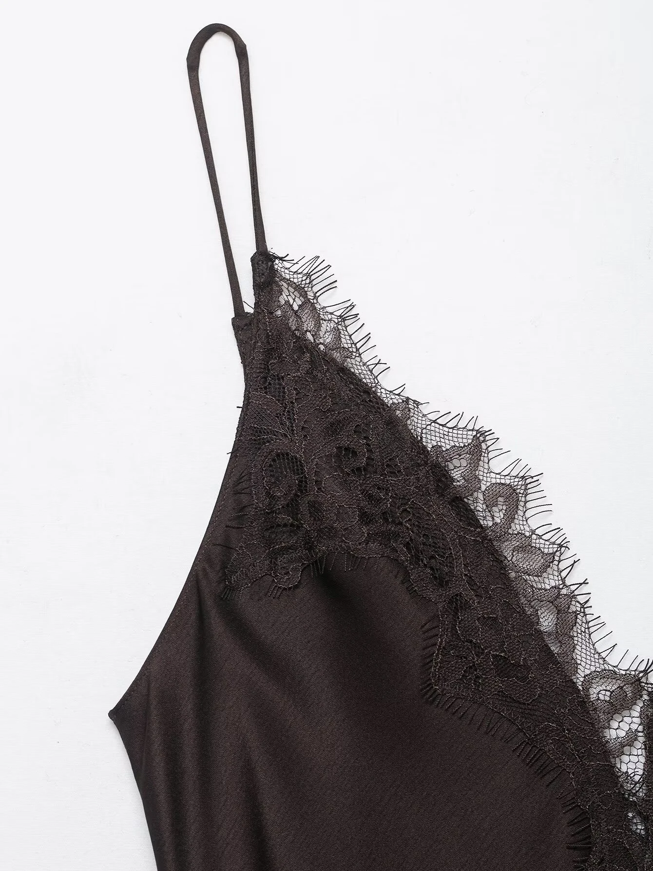 النمط الأوروبي والأمريكي 2025 منتج جديد الشتاء الفرنسي الراقية الدانتيل المرقعة نسيج الحرير بروتيل سترة فستان