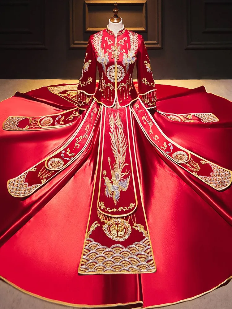 

New Chinese-style wedding dress for brides in satin toasting dragon and phoenix gown thin kimono