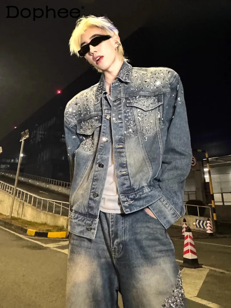 

Мужские весенне-осенние новые модные комплекты из 2 предметов, стильные свободные модные ретро блестящие джинсовые куртки с бриллиантами, шикарные джинсы, красивые мужские комплекты