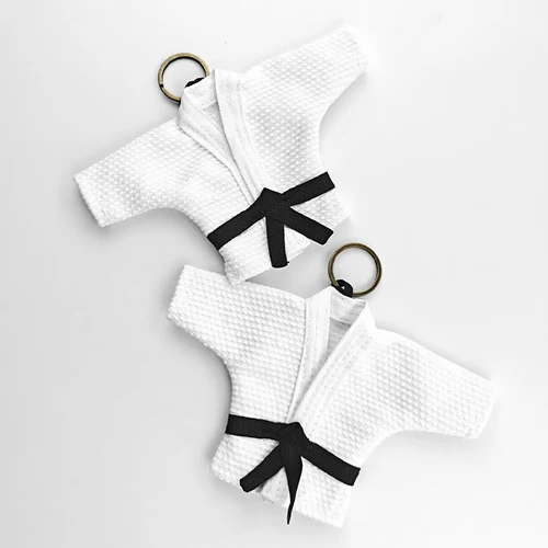 Llavero judoUniform Suministros de kimono Colgante de dibujos animados Regalos deportivos Llavero con botón de recuerdo