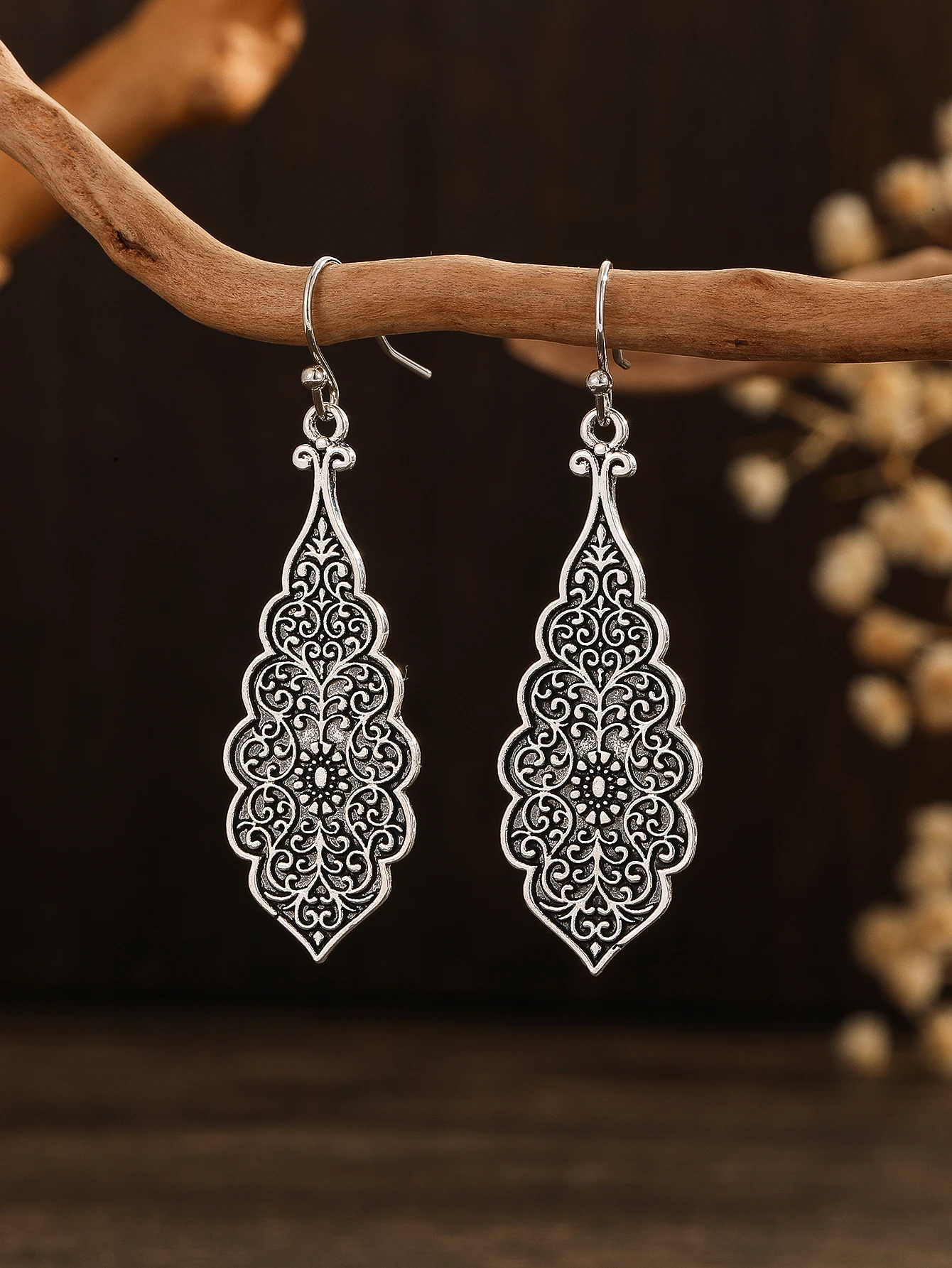 Gorgeous leaf/flower design long earrings for women\'s vintage fashion wedding party jewelry