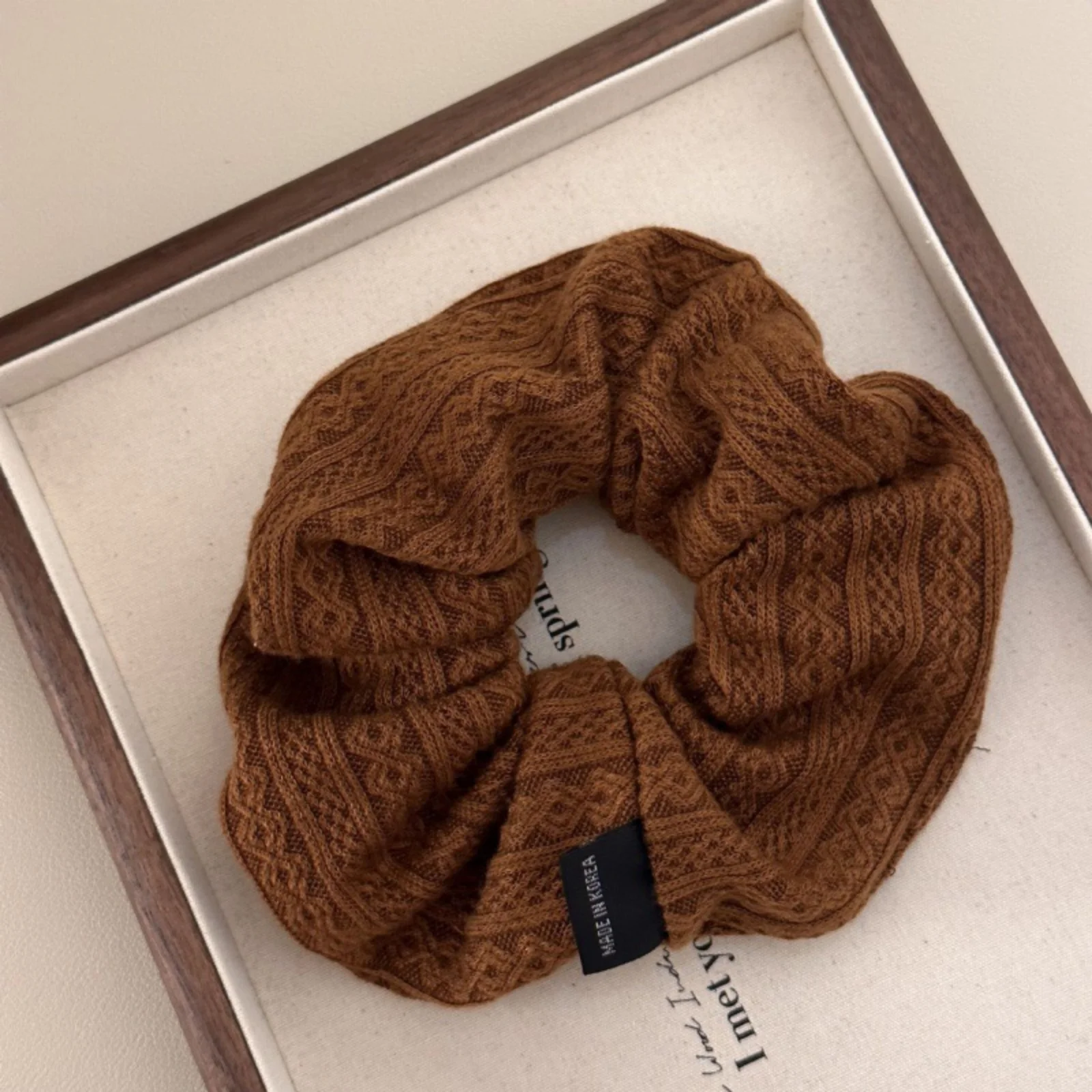 3 Stück Herbst/Winter Milchkaffee-farbene Stoff-Haargummis mit Vintage-Muster, Damen-Haarblumen für hohe Pferdeschwänze, Haarschnüre, Haargummis – Detail 5