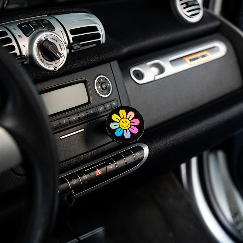 1 قطعة يبتسم أقحوان الوجه دراجة نارية ملصقات مقاوم للماء DIY بها بنفسك دراجة نارية خزان الوقود خوذة سكوتر كهربائي شارات الفينيل #4