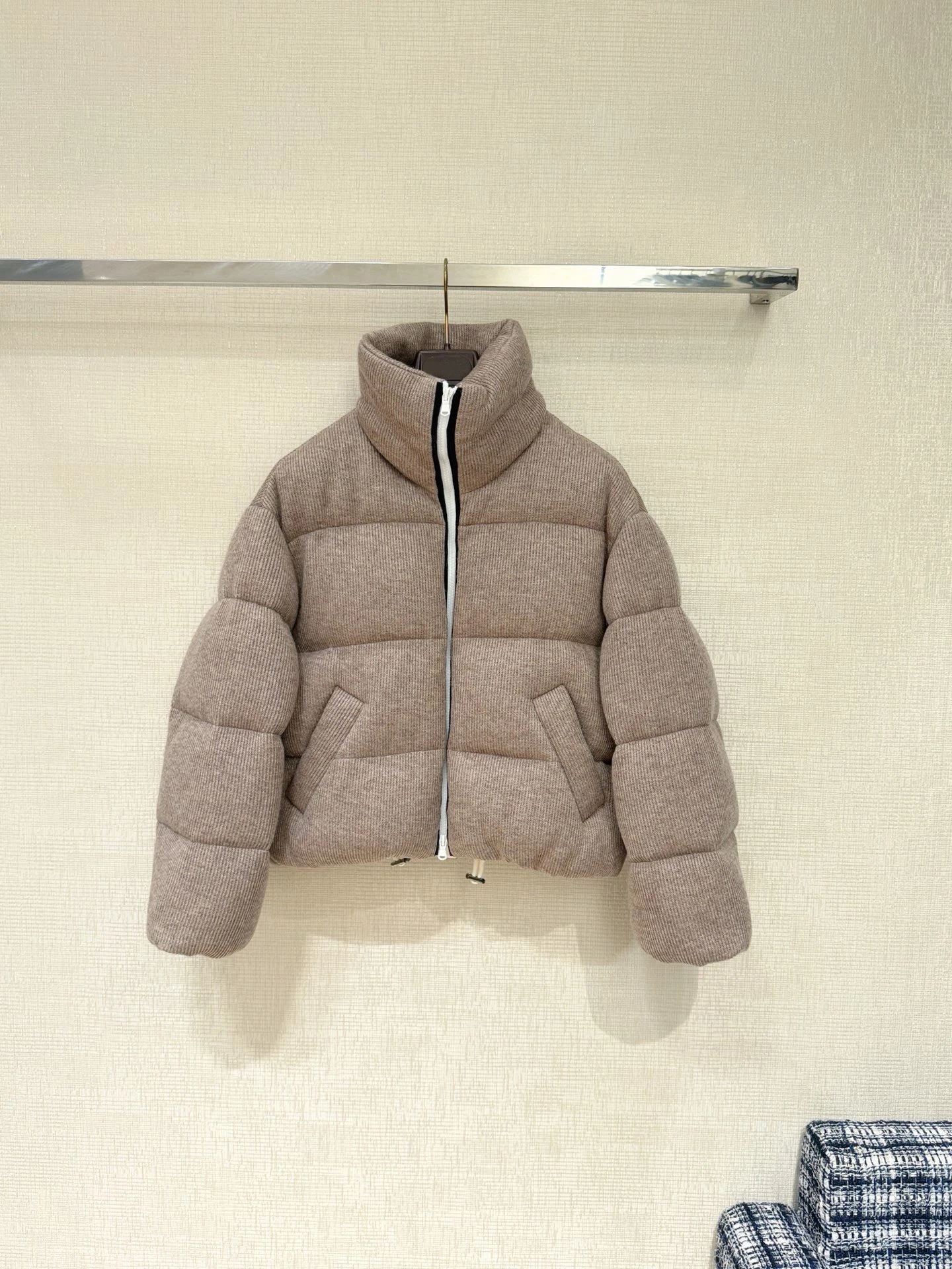 2025 Winter Neue frauen Beige Stricken Textur Puffer Jacke Rollkragen Kordelzug Taille Warme Kurze Mantel Casual Oberbekleidung