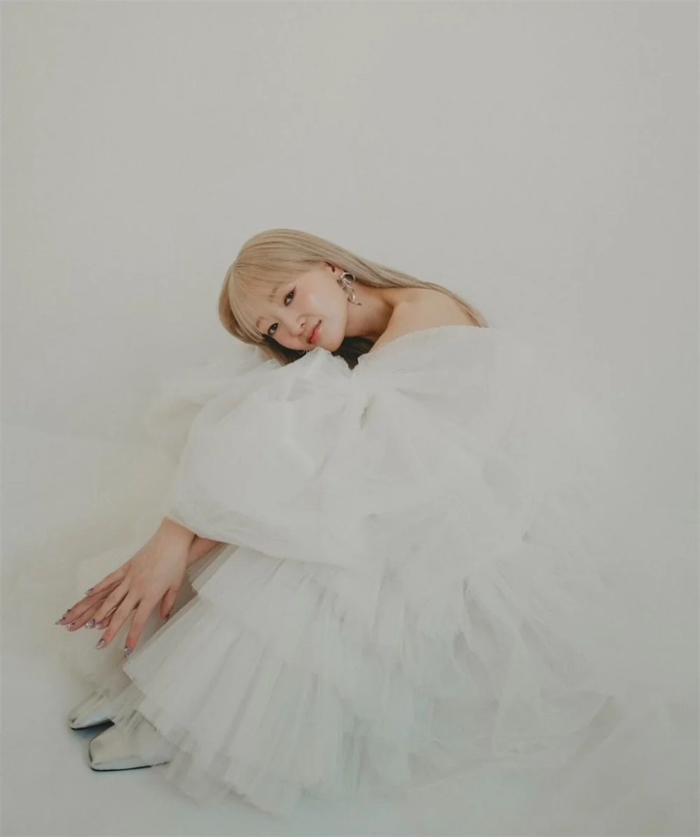 Vestido de novia blanco personalizado con hombros descubiertos de Tokio, vestidos de novia con volantes en cascada de manga corta, vestidos de boda elegantes con tren de corte