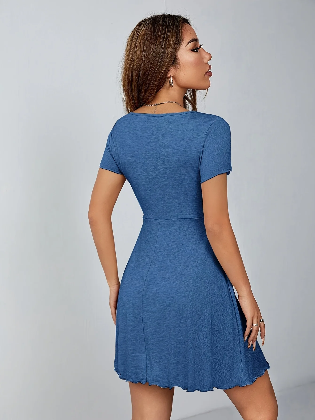 Sommerkleid für Damen mit V-Ausschnitt im Pure Desire Stil, Schleifendetail, Französischer Slim-Fit, Elegantes Design mit Taillenbindung – Detail 7