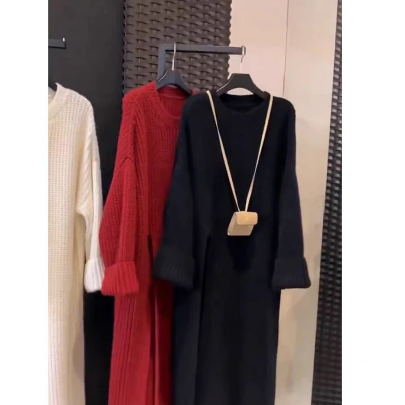 2026 Abito in maglia da donna stile coreano pigro Primavera Autunno Nuovo abito maglione di media lunghezza allentato sopra il ginocchio Spacco laterale O-Collo Semplice