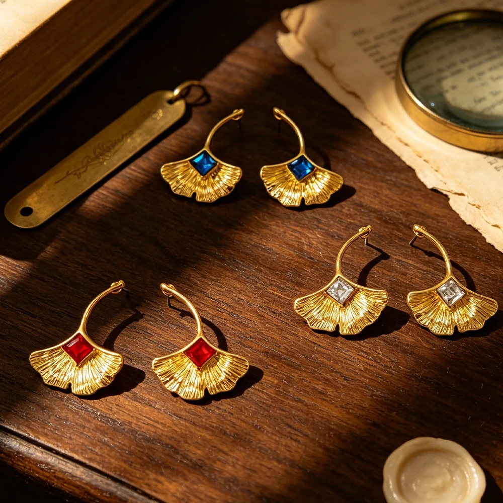 Vintage distressed gold ginkgo leaf earrings with colored rhinestones, European and American style three-dimensional leaf geometric rhinestone studs, women's everyday decorative earrings