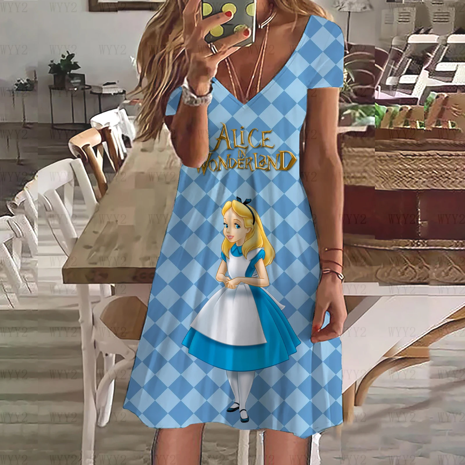 فستان نسائي صيفي فضفاض من قطعة واحدة من Disney Alice in Wonderland مطبوع عليه رسوم كرتونية ورقبة على شكل حرف V مع نمط أنثوي