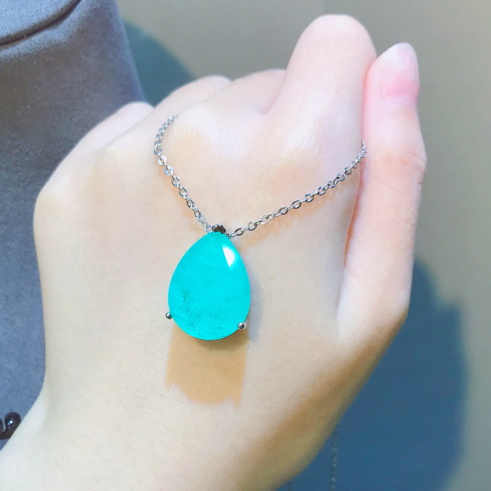 Kristall-Smaragd-Paraiba-Anhänger in Birnenform für Ohrringe und Halskette. Schmuckset für Damen. – Detail 7