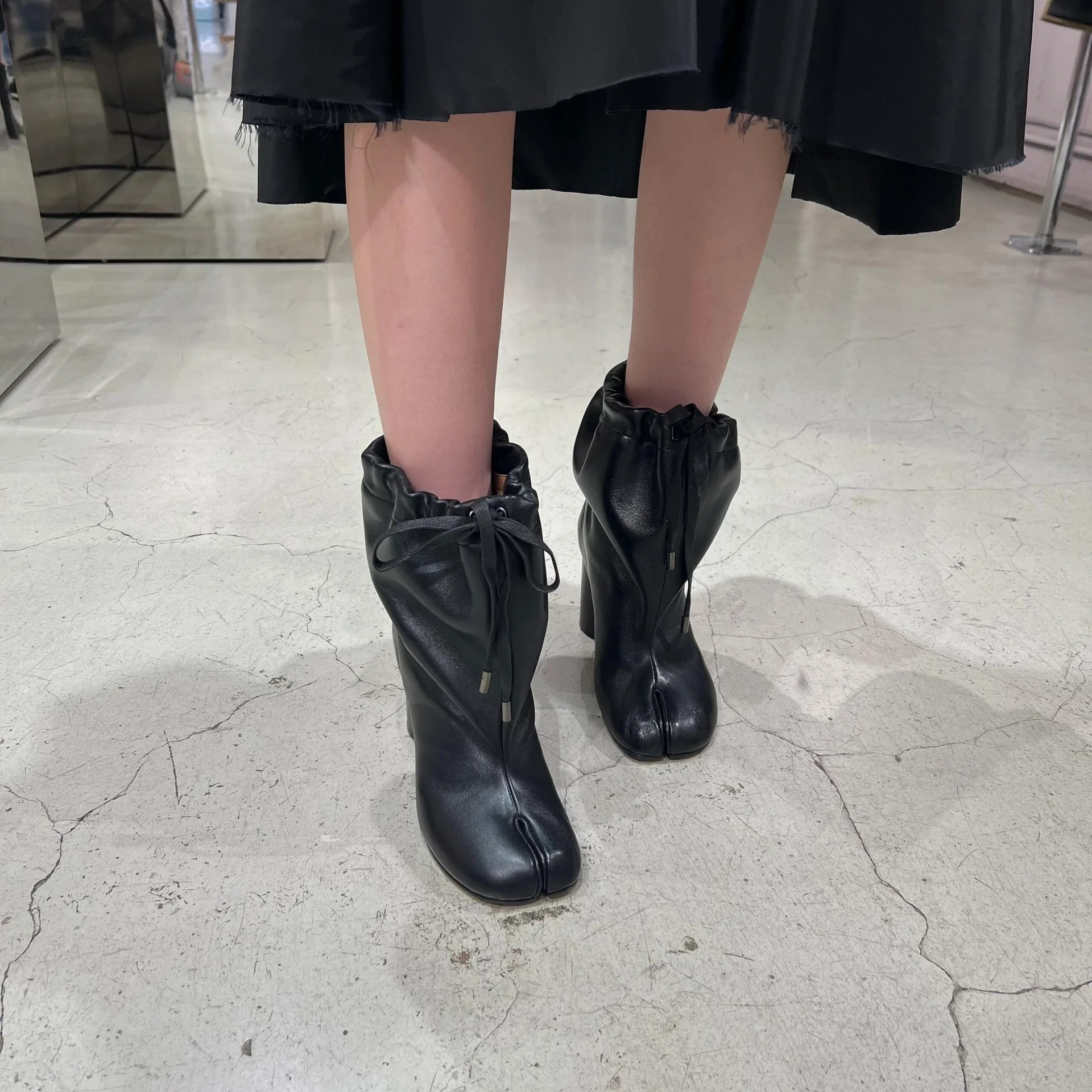 

Европейские и американские женские короткие сапоги с разделенным носком на толстом каблуке, модные нишевые сапоги до середины икры на высоком каблуке, модная женская обувь