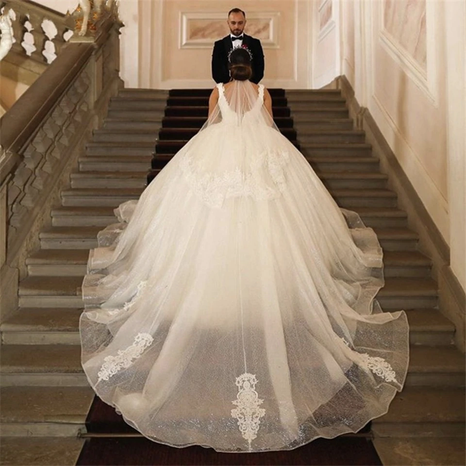 Luxuriöse elfenbeinfarbene, glänzende Tüll-Brautkleider 2022, V-Ausschnitt, ärmellos, Spitze, Applikation, Ballkleid, Brautkleider, Hofzug, Vestido De Noiva