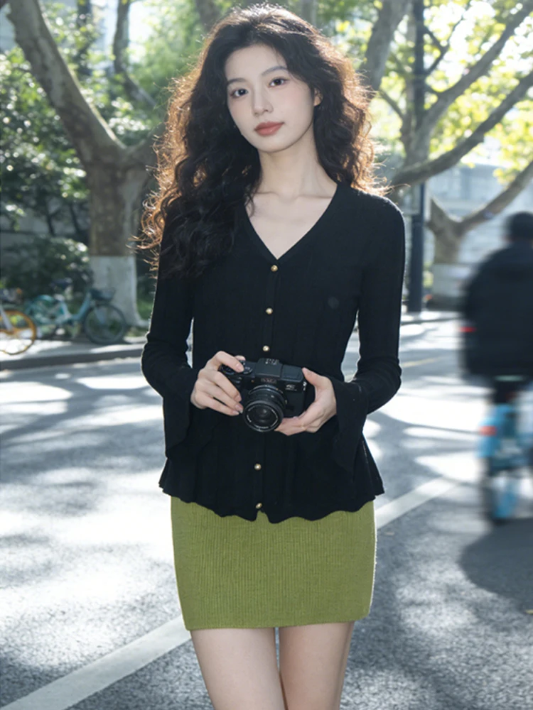 

Korean Sle V-Ne Knitwear Women's Bell Sve Slimming Base Layer irt Spring 2026 High-End Sweater Inner Wear Casual Loo...