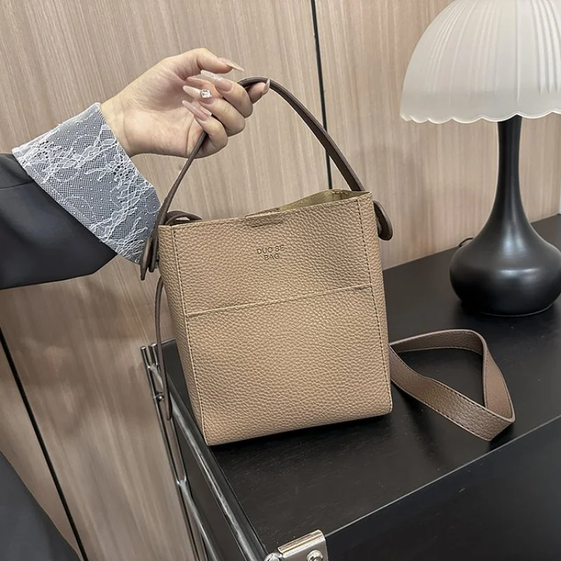 

Модная женская сумка через плечо с буквенным логотипом, высококачественная однотонная сумка большой вместимости Paris Chic