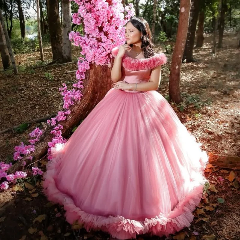 

Розовые платья Quinceanera по индивидуальному заказу с открытыми плечами, многослойное платье с длинным хвостом и кружевными оборками Vestido 15, Quinceanera