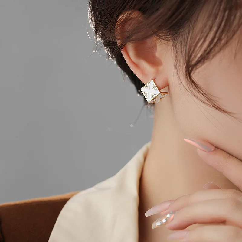 أقراط مشبكية على شكل زهرة بأربع أوراق مع إبرة فضية S925 متخصصة وخفيفة فاخرة ومتطورة وجه رقيق وتنحيف