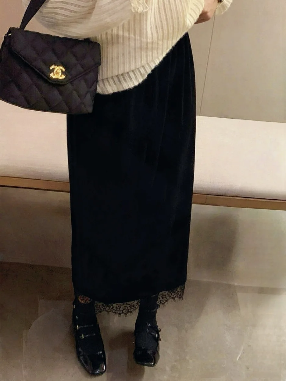 Jupe mi-longue en velours de tempérament noir français, nouvelle jupe tube droite avec ourlet fendu et bord en dentelle pour femmes, automne et hiver