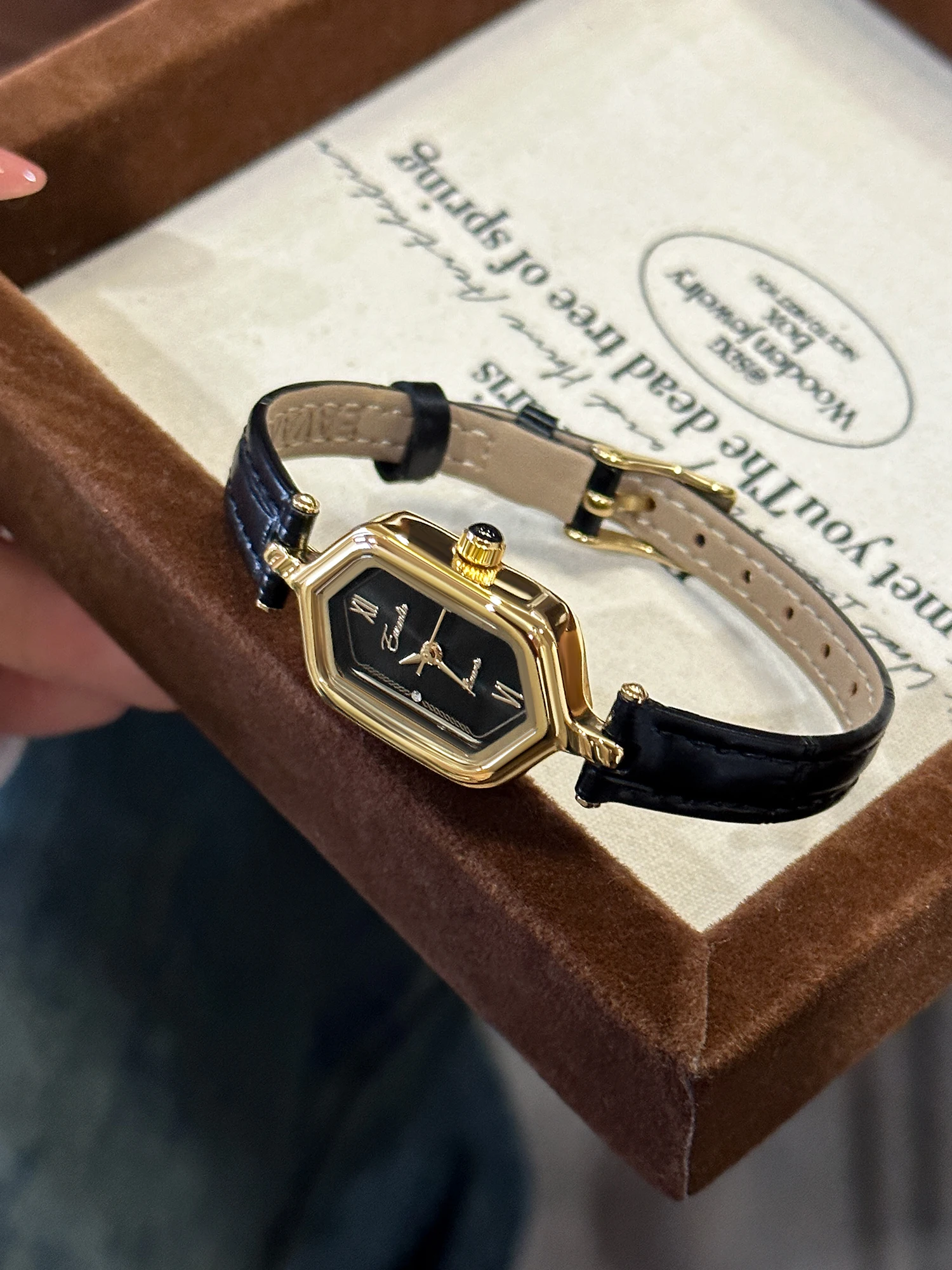 Elegant women's watch light luxury design for female students retro small dial, vintage ladies' watch gift, women's luxury watch