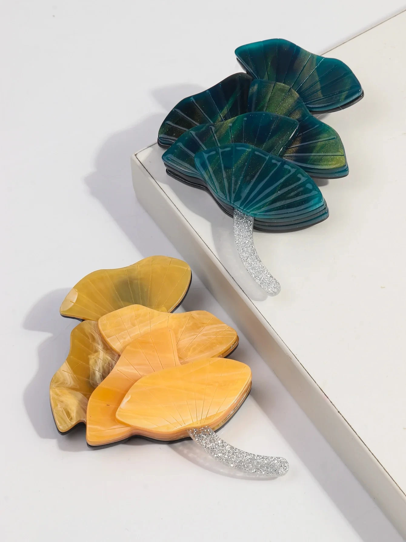 Trendige gelbe Ginkgoblätter-Acrylbroschen für Damen, Vintage-Harz-Pflanzen-Anstecknadeln, eleganter Schmuck, Geschenk, Kleidungszubehör – Detail 3