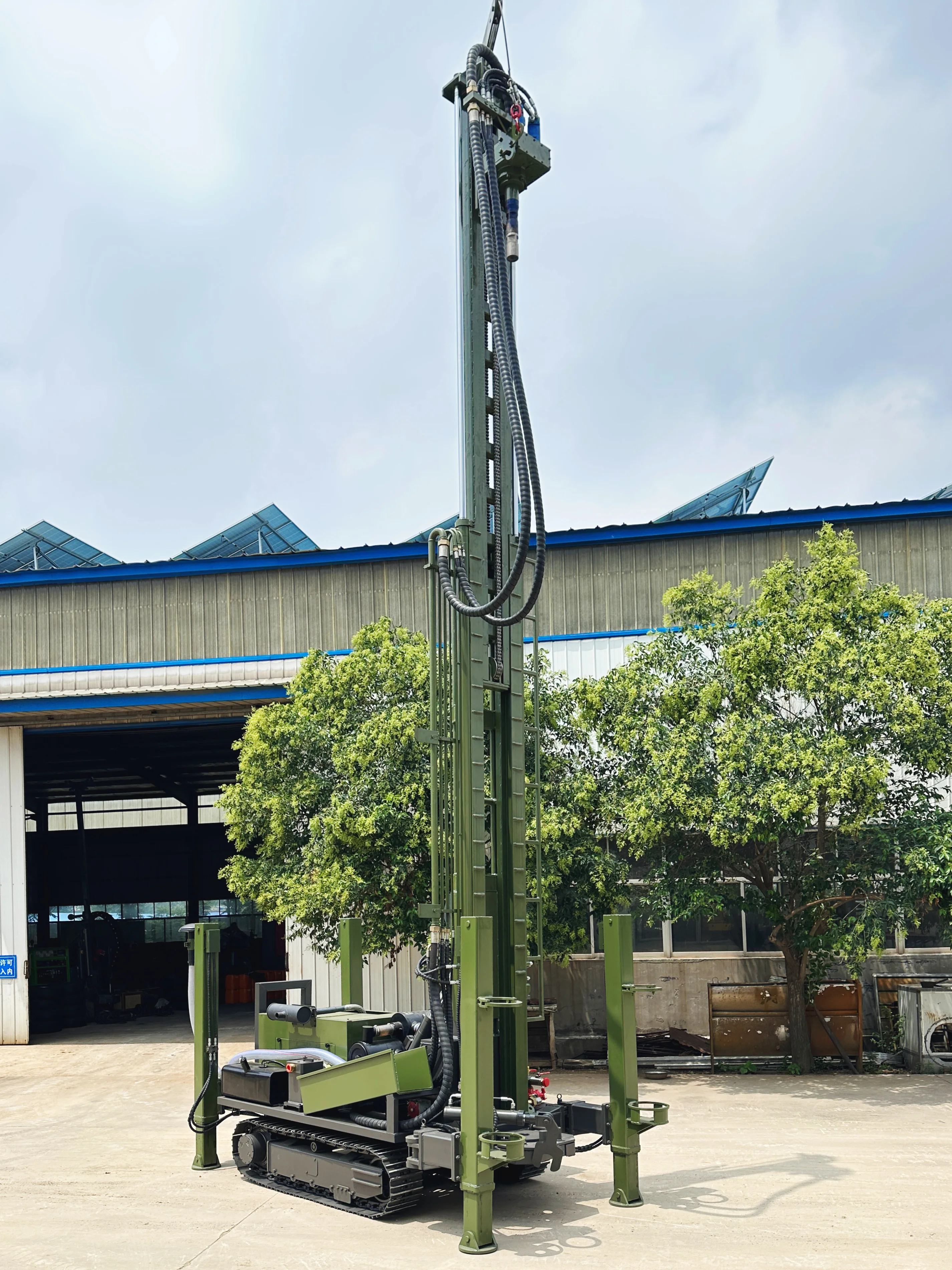 カスタマイズされた空気圧油圧式200m 280m地下水ボーリング孔クローラ搭載水井戸掘削リグマシン