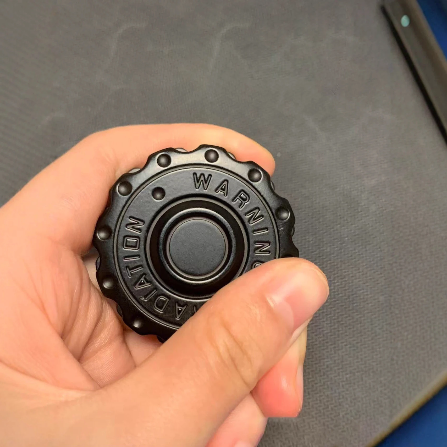 

Новый EDC-спиннер-кликер с предупреждением о радиации, фиджет-слайдер для взрослых, инструмент для снятия стресса и тревоги при СДВГ, игрушка-антистресс