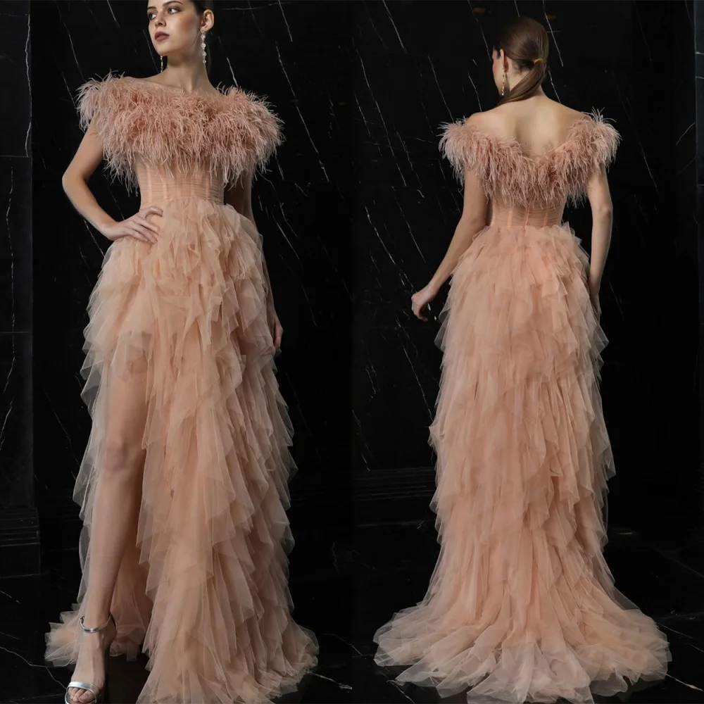 Aangepaste prachtige champagne tule avondjurk romantische strapless off-the-shoulder mouwloze gelaagde zijsplit galajurk