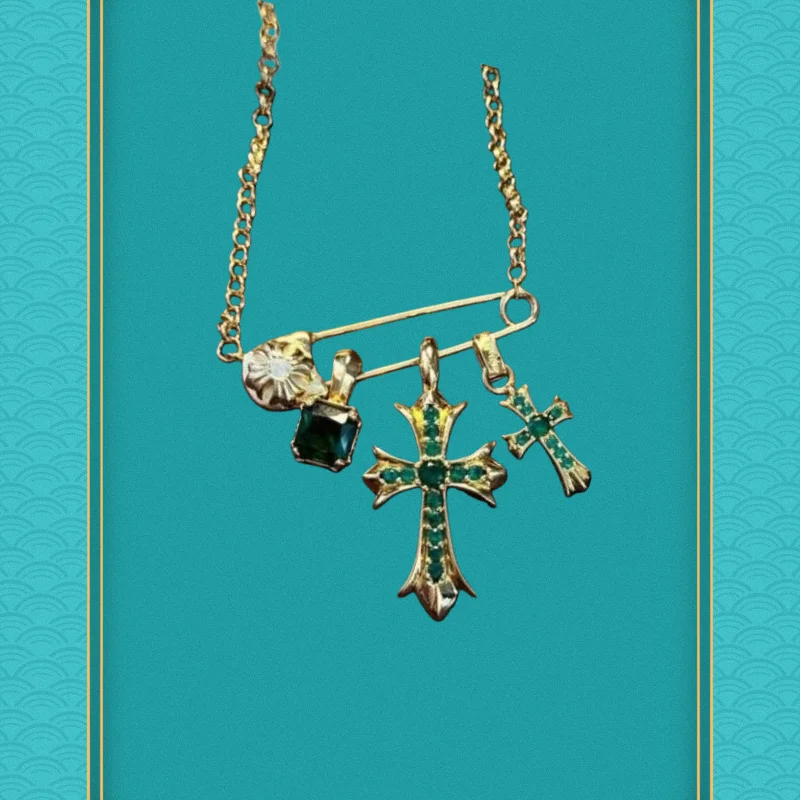 

Роскошное золотое ожерелье с крестом: двойные кресты с изумрудом и драгоценными камнями на подвеске в виде булавки