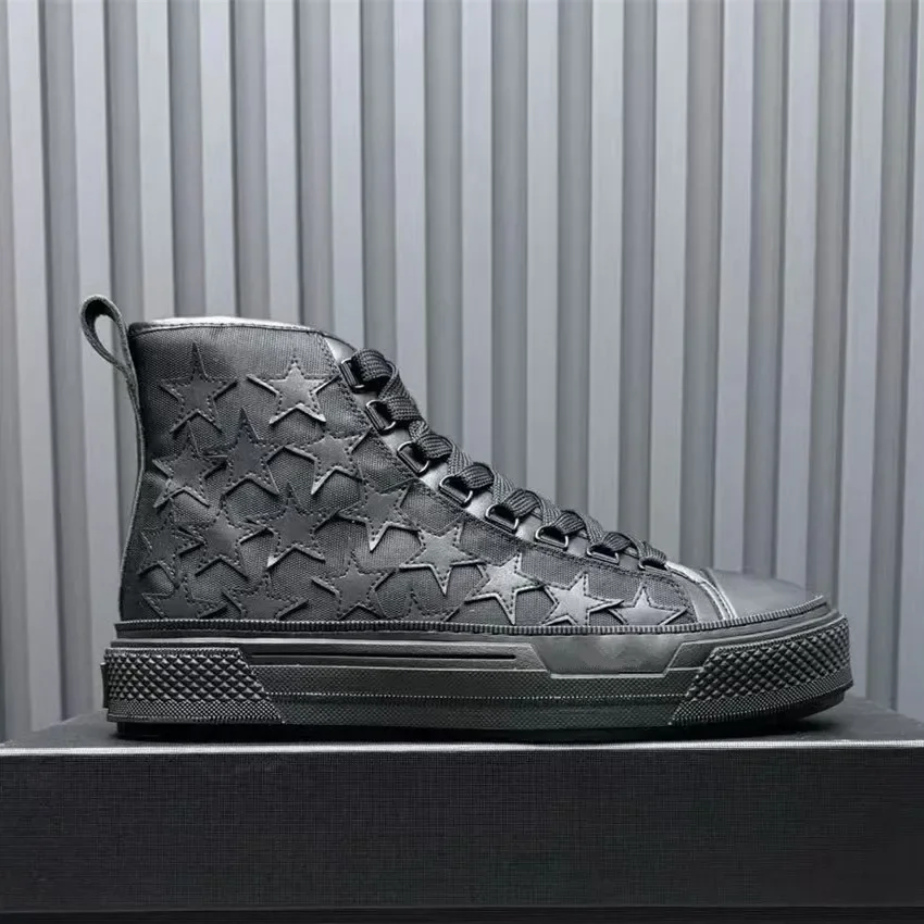 Leren hoge sneakers met dikke zolen en extra hoogte aan de binnenkant, boardschoenen, derby schoenen, paar zwart-witte canvas schoenen