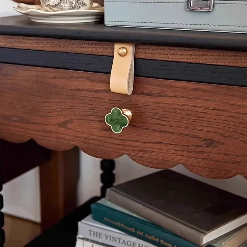 Прикроватная тумбочка из цельного дерева во французском стиле ретро, угловой диван в американском стиле в гостиной, роскошная прикроватная тумбочка из красного дуба светлая