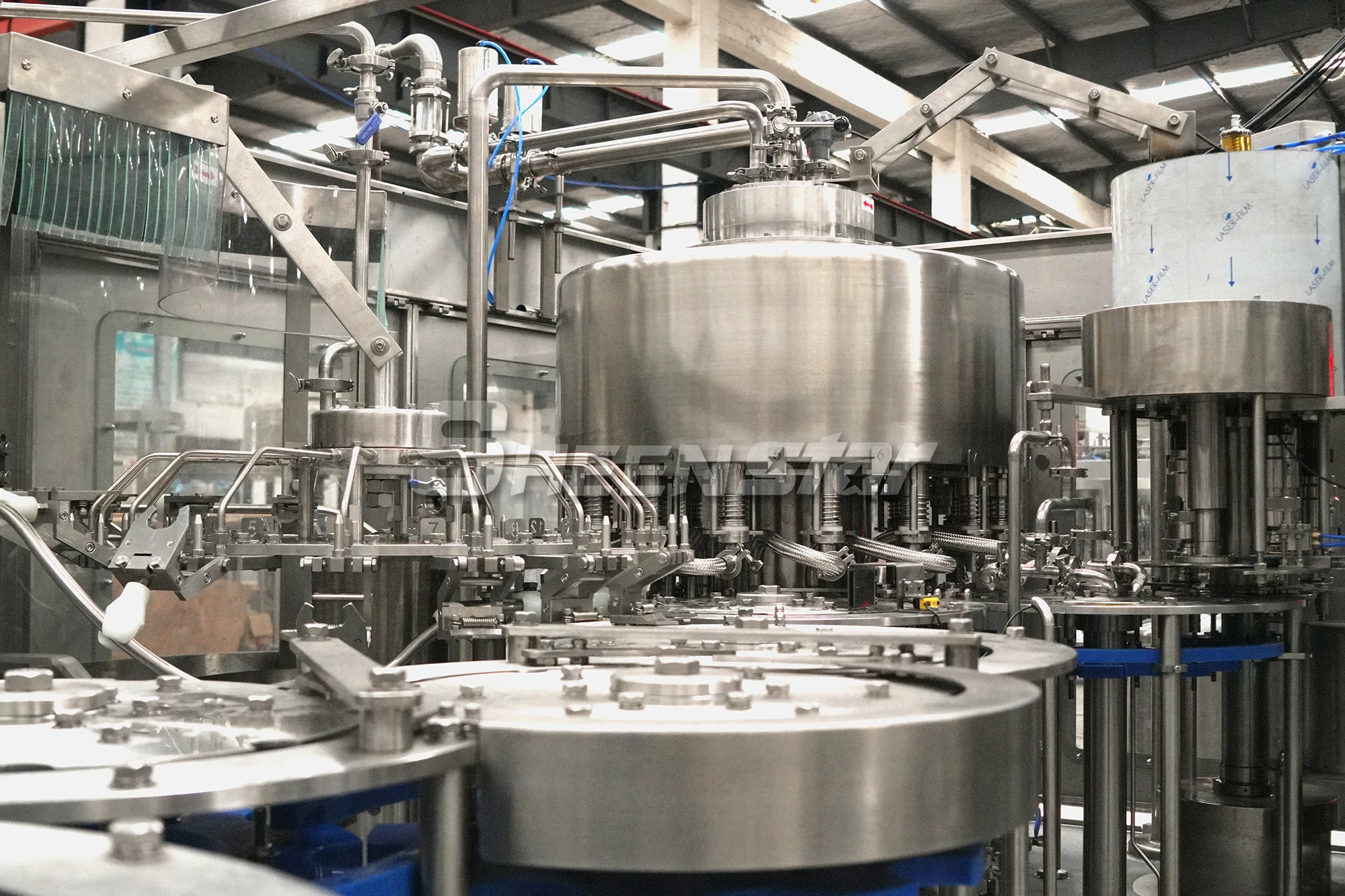 Energy Saving Full Automatic 500ml Beverage Drinking Filling Packing Machine 16 Head 7000bph Juice Bottle Filling