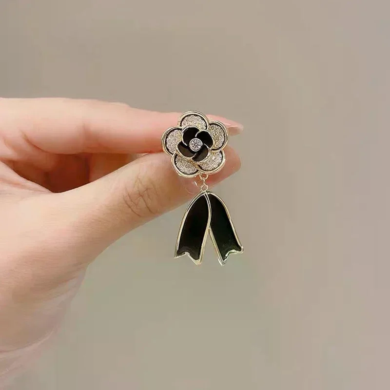 New Flower Brooch Camellia Blossom Ribbon Pin Fashion Women Corsage Accessories Suit Sweater Pin Buckle Clothing Jewelry