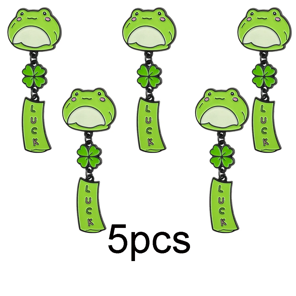 Niedliche grüne Frosch-Windspiel-Brosche, vierblättriges Kleeblatt, hängende Quastenkette, Anstecknadel, Glücksbringer, Kawaii-Glücksamulett, Schmuckgeschenk – Detail 10