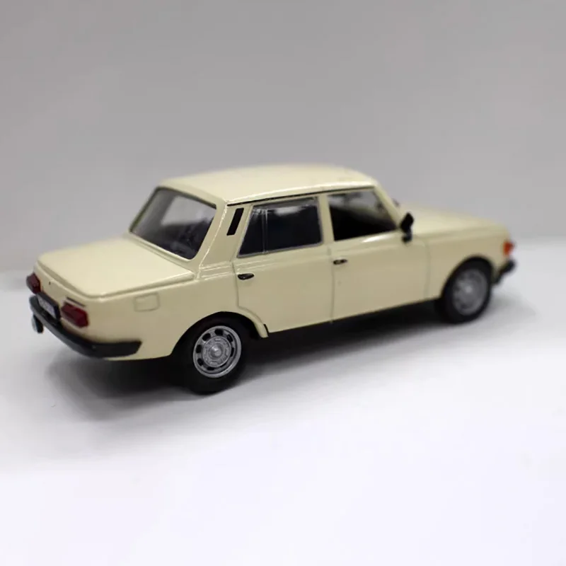 No Retail Box Diecast 1:43 Scale Wartburg 353 Alloy Simulation Car Model Classic Adult Collection Static Display