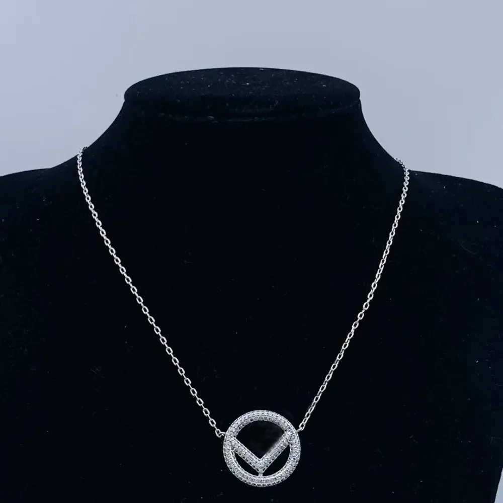 collier-de-luxe-leger-et-exquis-avec-lettre-f-cercle-2025-design-bijoux-sens