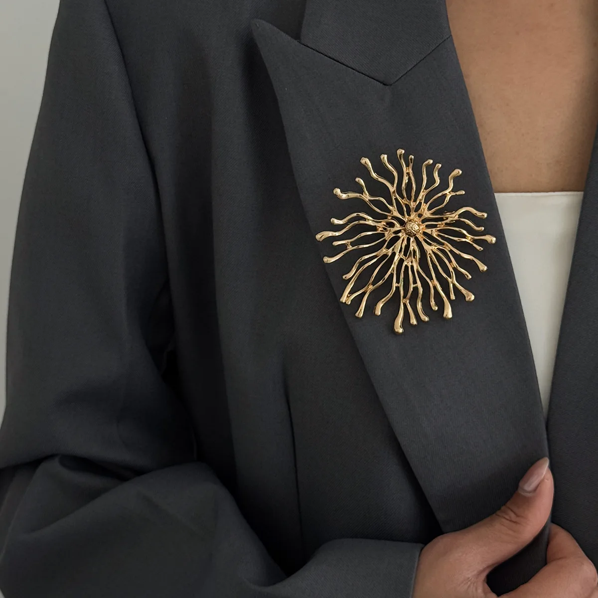 Personalized Creative Gold Color Sun Flower Brooches for Women Vintage Sun Goddess Relief Brooch Alien Coral Pin Jewelry Gifts