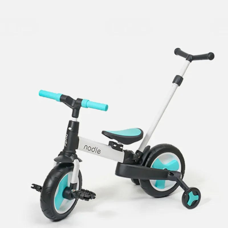 Un vélo d'équilibre polyvalent de voiture pour des enfants, deux dans un vélo, une déformation principale, le scooter libre de pédale de bébé est sûr et