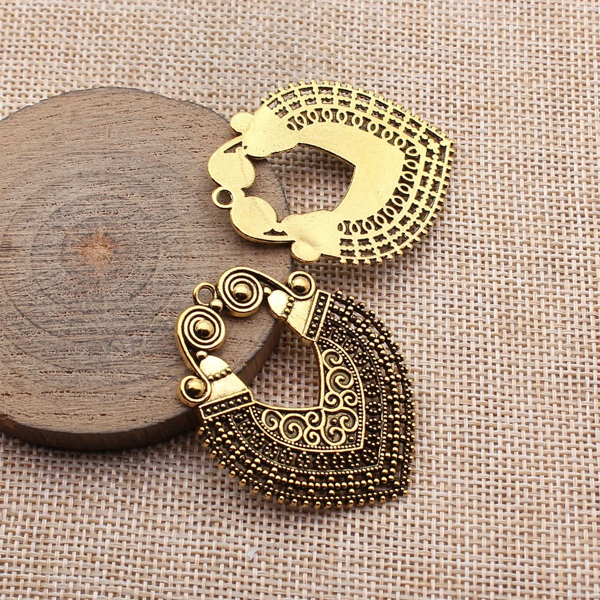 

8pcs 48x37mm(1.89x1.46inch) 2 Colors Antique Gold Color Antique Silver Color Vintage Carved Earrings Pendants