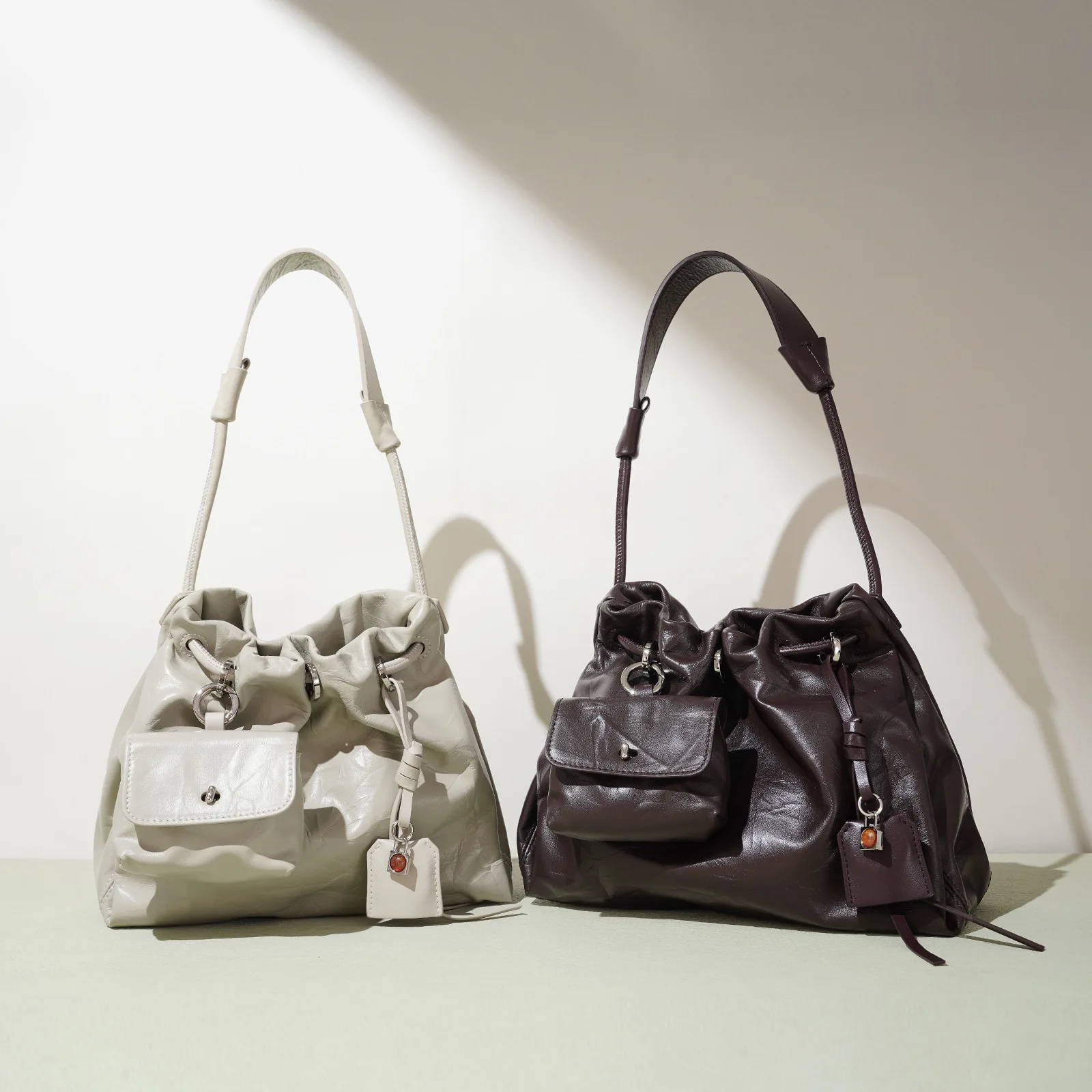 

Элегантная женская сумка-тоут из текстурированной кожи в простом деловом стиле с вместительным внутренним пространством, также подходит как сумка для подгузников.