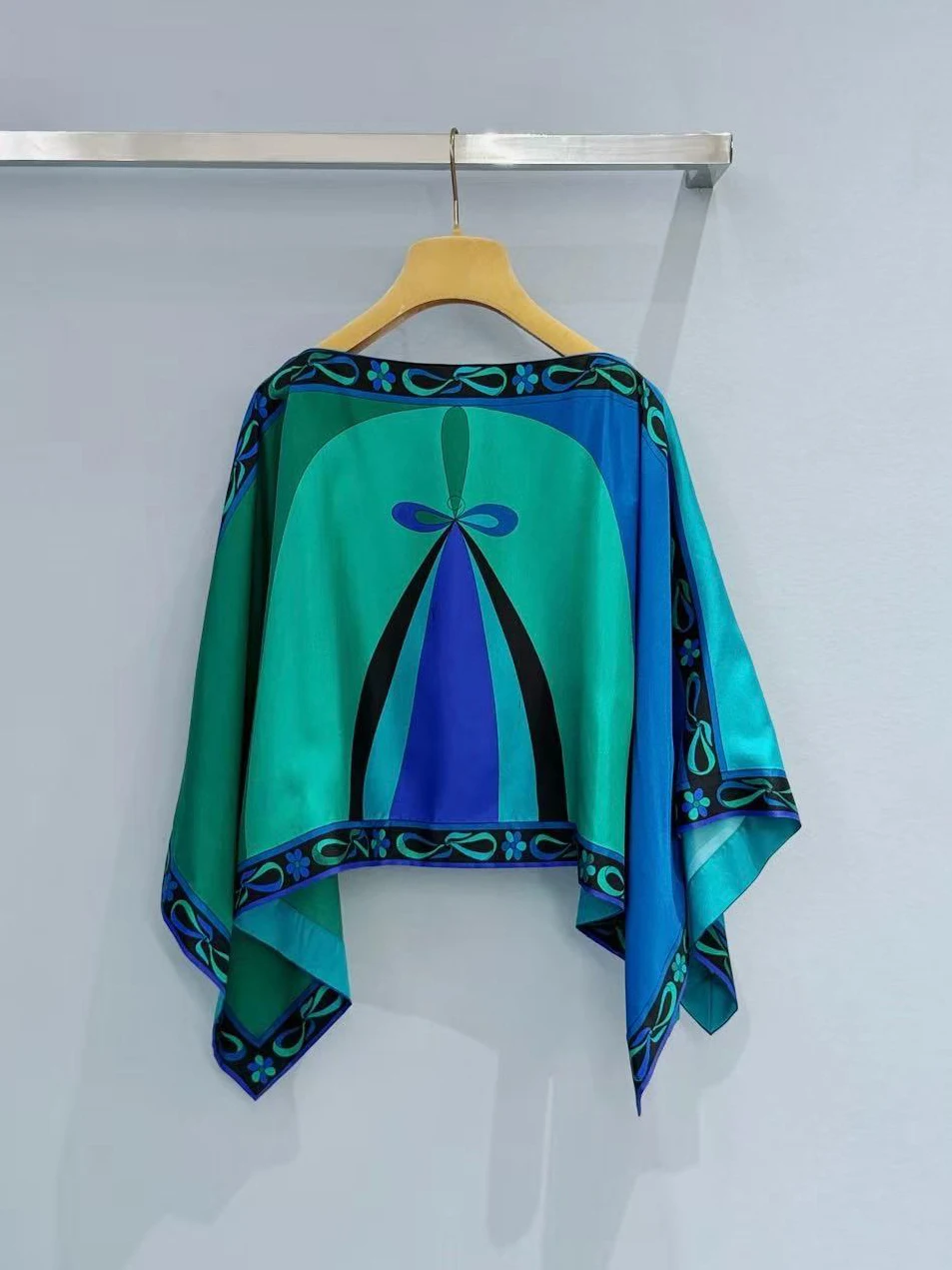 Classic Women's Green Cloaks with Designer Signature Letter Logo Beach Tops Luxury Design Women's Cover-ups Streetwear Beachwear view 2