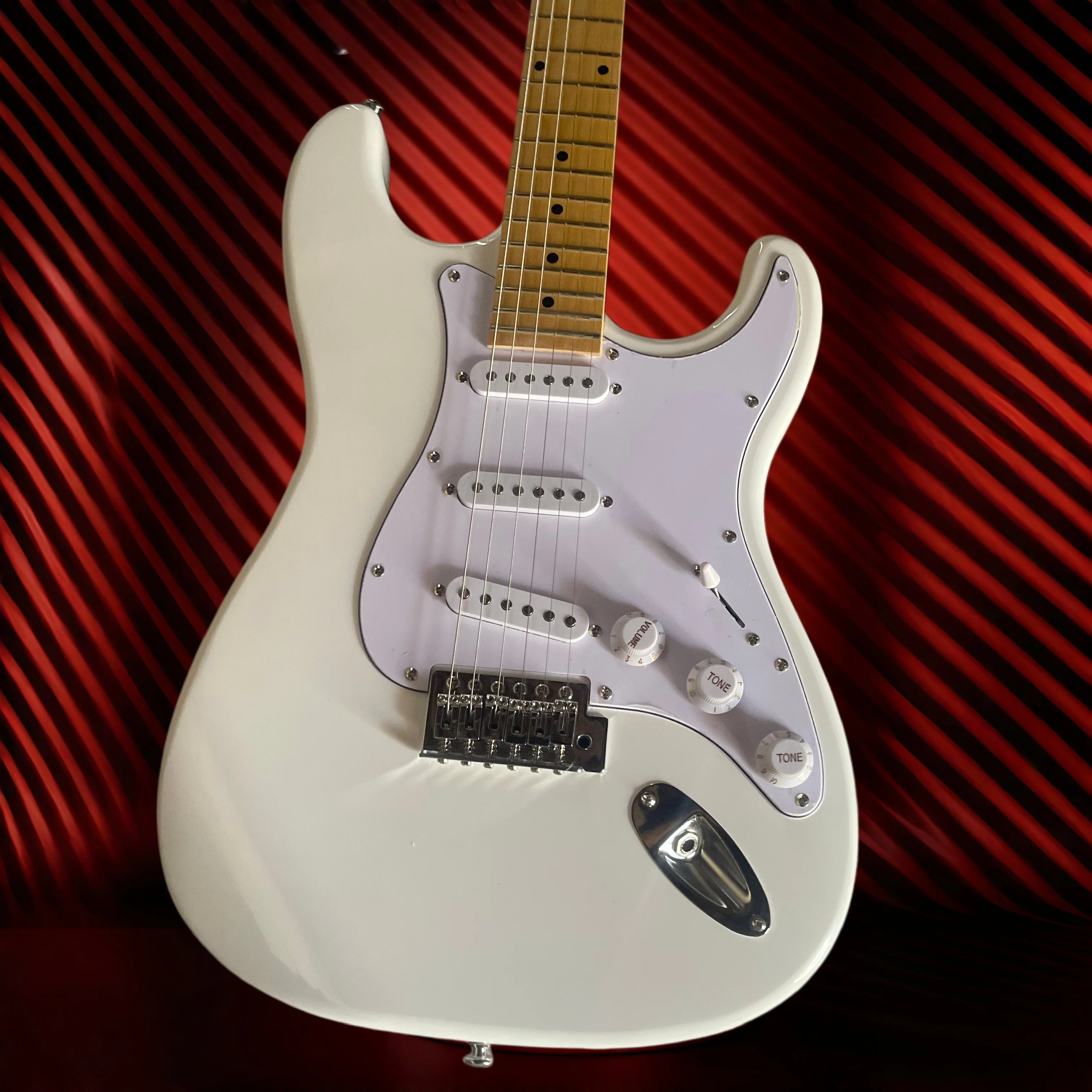 STR Classic Bright White Triple Electric Guitar Single Shake Maple Neck Maple Fingerboard Home Self Study Practice Instrument